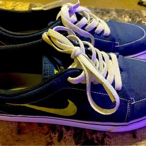 Men’s Nike SB navy blue canvas sneakers. Sz 10.5.
